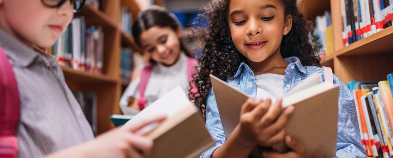 Des élèves qui lisent dans une bibliothèque.